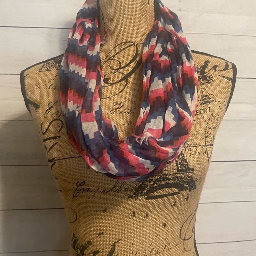 Women’s Scarves Chevron Pattern - Picture 3 of 3